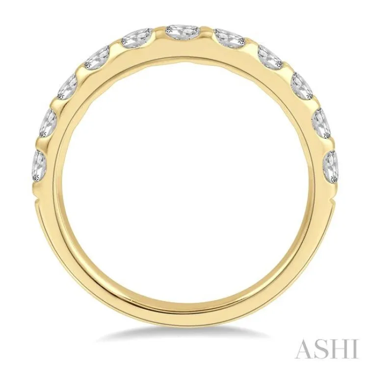 1 Ctw Arched Center Round Cut Diamond Wedding Band in 14K Yellow Gold