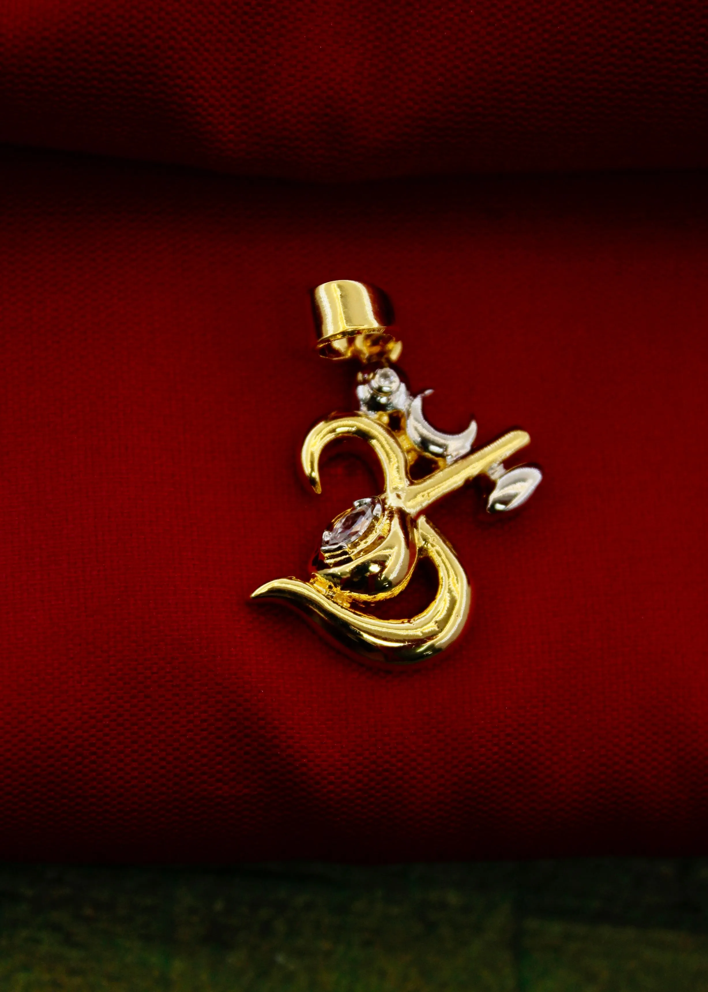 ALLURING OM DESIGNER PENDANT