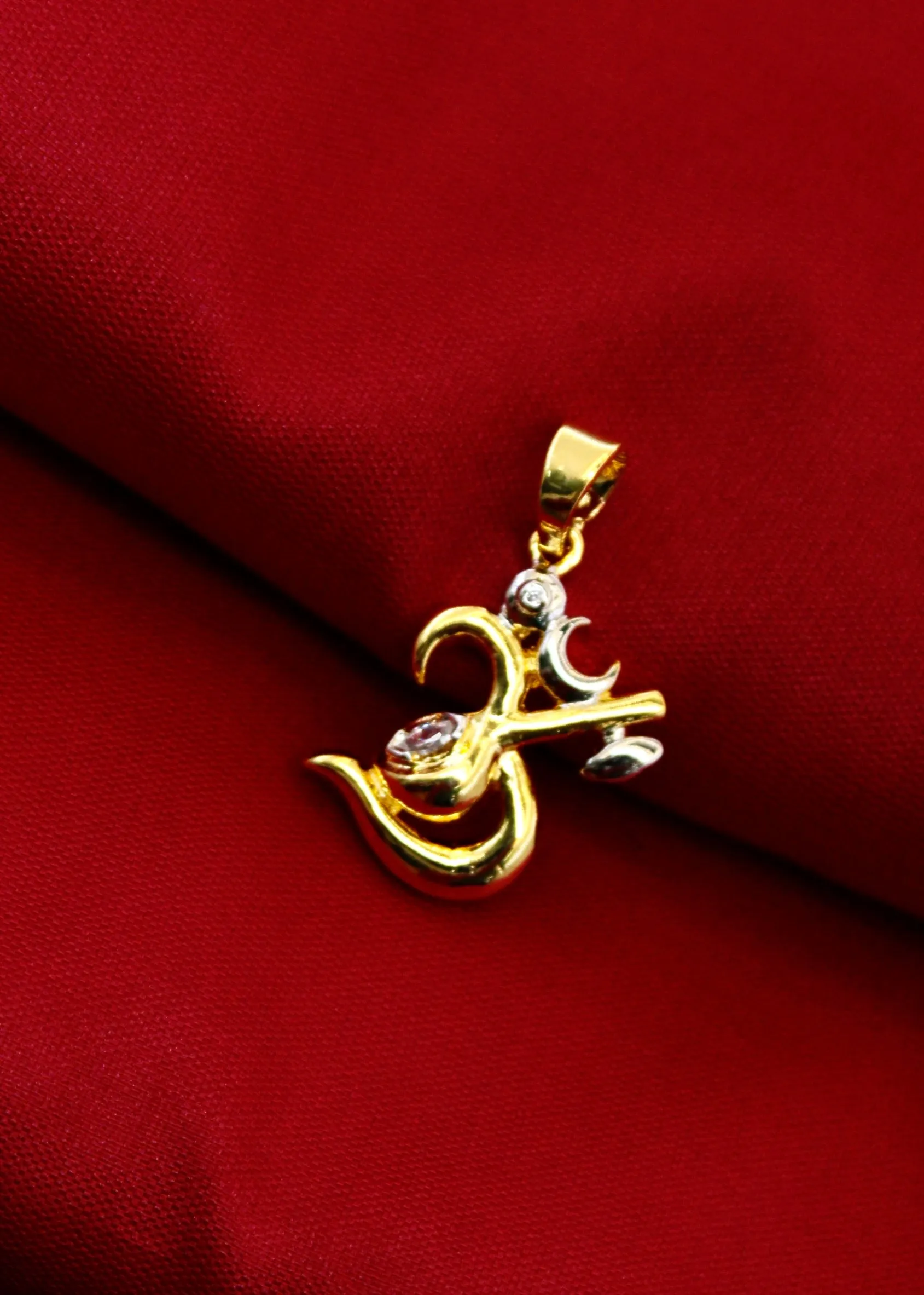 ALLURING OM DESIGNER PENDANT