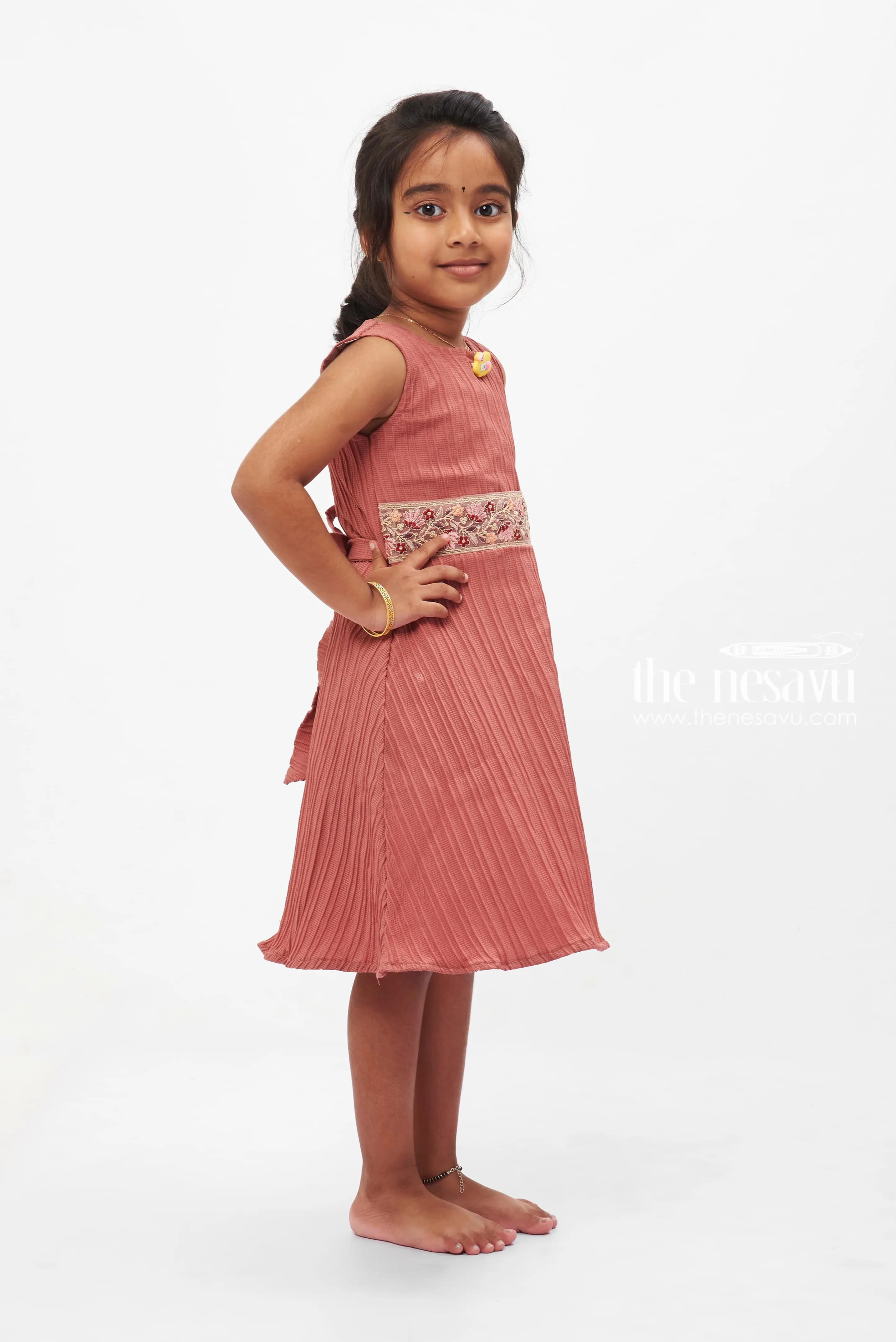 Coral Charm Pleated Dress: Sleeveless Delight with Floral Brooch for Girls