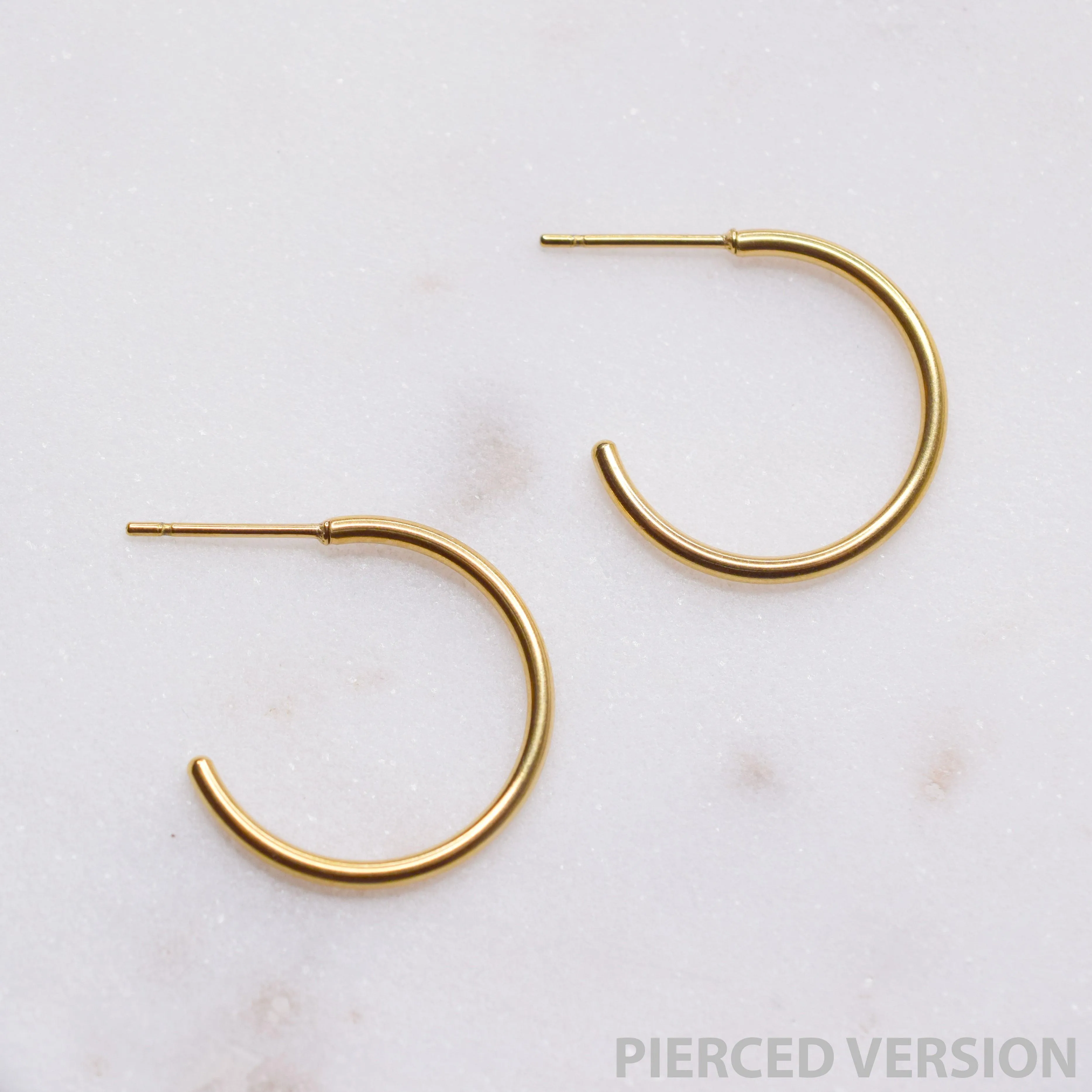 SMALL HOOP EARRINGS IN GOLD